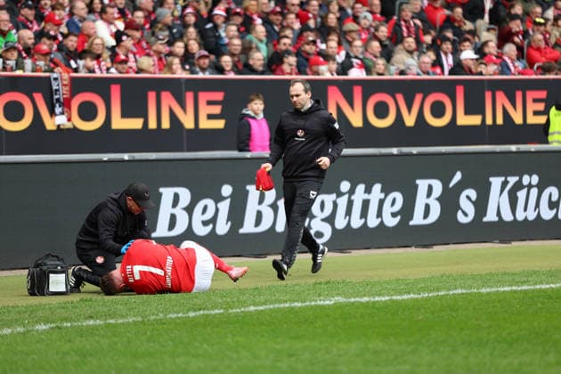 15 03 2026, xrekx, Fußball 2 Bundesliga, 1 FC Kaiserslautern Karlsruher SC v l Marlon Ritter 1 FC Kaiserslautern verletzt, Verletzung, Schmerz, Schmerzen, injured, injury, pain, pains DFL DFB REGULATIONS PROHIBIT ANY USE OF PHOTOGRAPHS as IMAGE SEQUENCES and or QUASI VIDEO Kaiserslautern