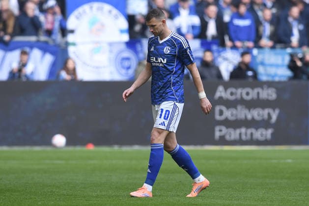 Soccer 2 Bundesliga 26 Matchday FC Schalke 04 Hannover 96 on 15 03 2026 at the Veltins Arena in Gelsenkirchen Edin Dzeko Schalke leaves the pitch after a red card DFL regulations prohibit any use of photographs as image sequences and or quasi video xRx