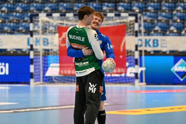 Julian Buchele Frisch Auf Goeppingen, 01 and Jarnes Faust TBV Lemgo Lippe, 35 greet each other TBV Lemgo Lippe vs Frisch Auf Goeppingen, Handball, 1 Bundesliga, 25 Matchday, Season 2025 2026, 15 03 2026, TBV Lemgo Lippe vs Frisch Auf Goeppingen, Handball, 1 Bundesliga, 25 Matchday, Season 2025 2026, 15 03 2026 Lemgo Copyright: xEibner-Pressefoto RobertxGertzenx EP_RGN