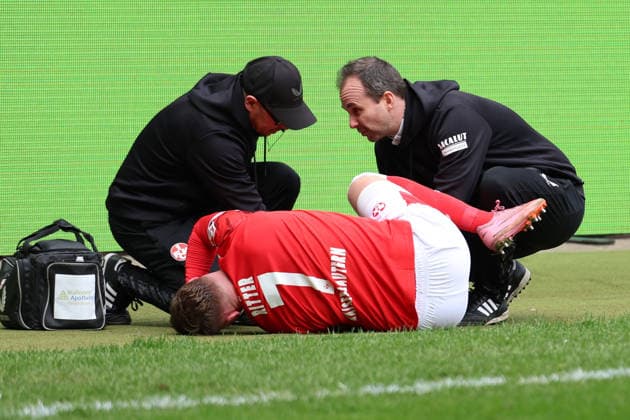 15 03 2026, xrekx, Fußball 2 Bundesliga, 1 FC Kaiserslautern Karlsruher SC v l Marlon Ritter 1 FC Kaiserslautern verletzt, Verletzung, Schmerz, Schmerzen, injured, injury, pain, pains DFL DFB REGULATIONS PROHIBIT ANY USE OF PHOTOGRAPHS as IMAGE SEQUENCES and or QUASI VIDEO Kaiserslautern