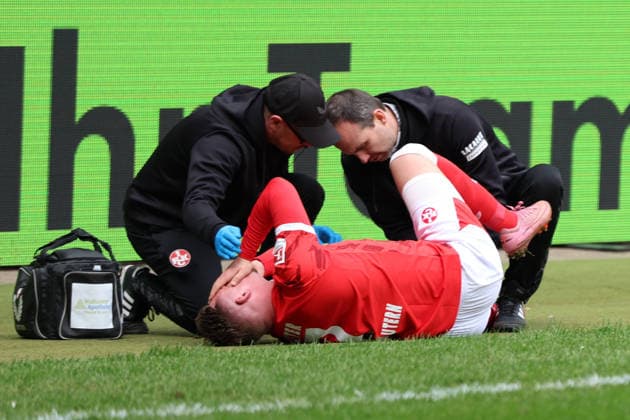 15 03 2026, xrekx, Fußball 2 Bundesliga, 1 FC Kaiserslautern Karlsruher SC v l Marlon Ritter 1 FC Kaiserslautern verletzt, Verletzung, Schmerz, Schmerzen, injured, injury, pain, pains DFL DFB REGULATIONS PROHIBIT ANY USE OF PHOTOGRAPHS as IMAGE SEQUENCES and or QUASI VIDEO Kaiserslautern