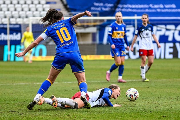 Soccer I Women I Season 2025 2026 I Bundesliga I 20 Matchday I FC Carl Zeiss Jena Hamburger SV I 15 03 2026 Camilla Linberg 47, Hamburger SV lies on the ground after a tackle against Merza Julevic 10, FC Carl Zeiss Jena Jena Ernst Abbe Sportfeld, ad hoc Arena Thuringia Germany Copyright: xLobeca InesxHähnelx
