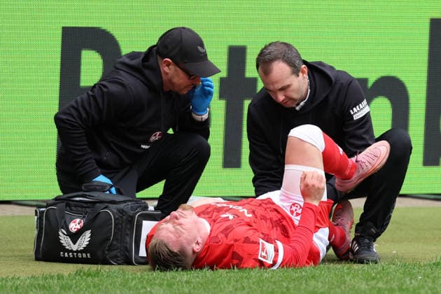 15 03 2026, xrekx, Fußball 2 Bundesliga, 1 FC Kaiserslautern Karlsruher SC v l Marlon Ritter 1 FC Kaiserslautern verletzt, Verletzung, Schmerz, Schmerzen, injured, injury, pain, pains DFL DFB REGULATIONS PROHIBIT ANY USE OF PHOTOGRAPHS as IMAGE SEQUENCES and or QUASI VIDEO Kaiserslautern