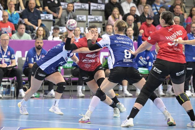 Giulia Guarieiro Thueringer HC, 13 in duel with Nieke Kuehne HSG Blomberg Lippe, 09 and Laura Rueffieux HSG Blomberg Lippe, 03 Thueringer HC vs HSG Blomberg Lippe, Handball, Women, DHB Pokal Haushahn Final 4, 3rd place match, 2025 2026 season, 15 03 2026 Thueringer HC vs HSG Blomberg Lippe, Handball, Women, DHB Cup Haushahn Final 4, 3rd place match, 2025 2026 season, 15 03 2026 Stuttgart Copyright: xEibner-Pressefoto TobiasxBaurx EP_TBR