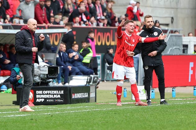 15 03 2026, xrekx, Fußball 2 Bundesliga, 1 FC Kaiserslautern Karlsruher SC v l Torsten Lieberknecht Trainer 1 FC Kaiserslautern Marlon Ritter 1 FC Kaiserslautern gives instructions, gesticulates, gesticulate with arms gives instructions, gesticulate wants to get back on the pitch DFL DFB REGULATIONS PROHIBIT ANY USE OF PHOTOGRAPHS as IMAGE SEQUENCES and or QUASI VIDEO Kaiserslautern