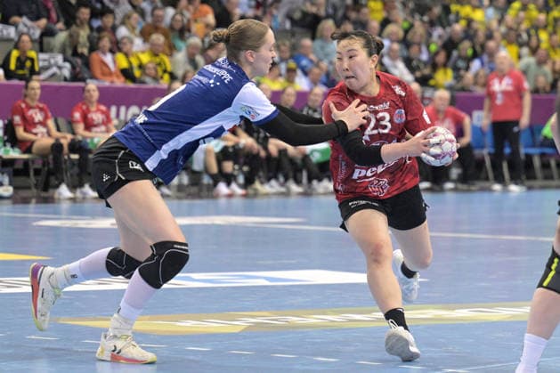 Natsuki Aizawa Thueringer HC, 23 in duel with Nieke Kuehne HSG Blomberg Lippe, 09 Thueringer HC vs HSG Blomberg Lippe, Handball, Women, DHB Pokal Haushahn Final 4, Match for 3rd place, Season 2025 2026, 15 03 2026 Thueringer HC vs HSG Blomberg Lippe, Handball, Women, DHB Pokal Haushahn Final 4, Match for 3rd place, Season 2025 2026, 15 03 2026 Stuttgart Copyright: xEibner-Pressefoto TobiasxBaurx EP_TBR