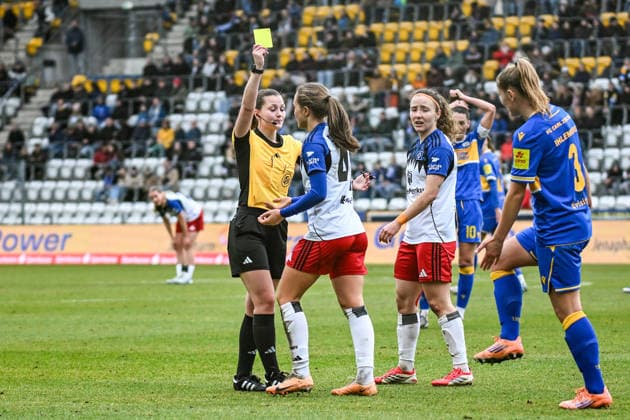 Soccer I Women I Season 2025 2026 I Bundesliga I Matchday 20 I FC Carl Zeiss Jena Hamburger SV I 15 03 2026 Referee Selina Menzel shows Camilla Linberg 47, Hamburger SV the yellow card Jena Ernst Abbe Sportfeld, ad hoc Arena Thüringen Germany Copyright: xLobeca InesxHähnelx