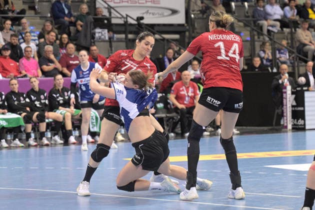Maxi Muehlner HSG Blomberg Lippe, 10 in a duel with Kelly de Abreu Rosa Thueringer HC, 77 and Anika Niederwieser Thueringer HC, 14 Thueringer HC vs HSG Blomberg Lippe, Handball, Women, DHB Cup Haushahn Final 4, match for third place, 2025 2026 season, 15 03 2026 Thueringer HC vs HSG Blomberg Lippe, Handball, Women, DHB Cup Haushahn Final 4, match for third place, 2025 2026 season, 15 03 2026 Stuttgart Copyright: xEibner-Pressefoto TobiasxBaurx EP_TBR