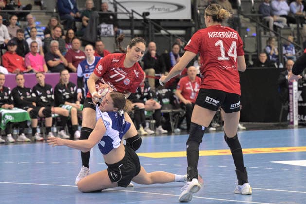 Maxi Muehlner HSG Blomberg Lippe, 10 in a duel with Kelly de Abreu Rosa Thueringer HC, 77 and Anika Niederwieser Thueringer HC, 14 Thueringer HC vs HSG Blomberg Lippe, Handball, Women, DHB Cup Haushahn Final 4, match for third place, 2025 2026 season, 15 03 2026 Thueringer HC vs HSG Blomberg Lippe, Handball, Women, DHB Cup Haushahn Final 4, match for third place, 2025 2026 season, 15 03 2026 Stuttgart Copyright: xEibner-Pressefoto TobiasxBaurx EP_TBR