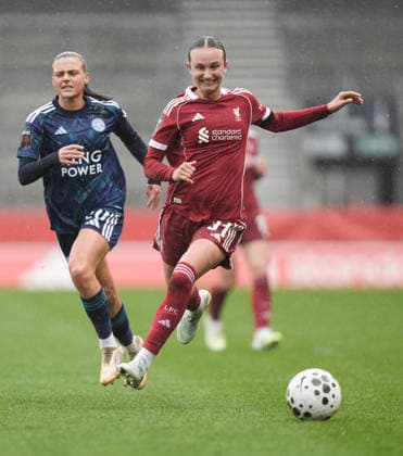 Liverpool Women v Leicester City Women Barclays Women s Super League Martha Thomas of Liverpool Women (right) chases the ball during the Barclays Women s Super League match at BrewDog Stadium, St Helens 15 03 2026 UK Newspapers OUT Copyright: xMikexMartinx FIL-23137-0042