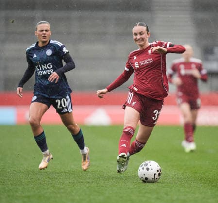 Liverpool Women v Leicester City Women Barclays Women s Super League Martha Thomas of Liverpool Women (right) chases the ball during the Barclays Women s Super League match at BrewDog Stadium, St Helens 15 03 2026 UK Newspapers OUT Copyright: xMikexMartinx FIL-23137-0043