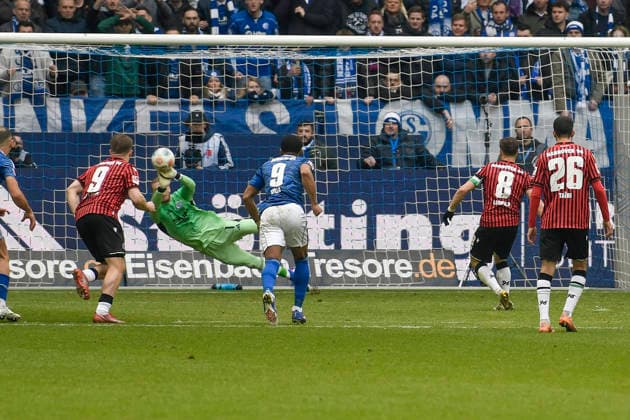 Loris Karius Schalke 1 holds 11 meters 15 03 2026 ¢ Football ¢ FC Schalke 04 vs Hannover 96, Veltins Arena, Gelsenkirchen, DFB DFL REGULATIONS PROHIBIT ANY USE OF PHOTOGRAPHS AS IMAGE SEQUENCES AND OR QUASI VIDEO Copyright: xpepphotox xSaschaxWeizx pep00321, pep_20260315_hm_41975