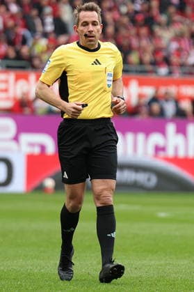 15 03 2026, xrekx, Soccer 2 Bundesliga, 1 FC Kaiserslautern Karlsruher SC v l Referee Referee Tobias Stieler DFL DFB REGULATIONS PROHIBIT ANY USE OF PHOTOGRAPHS as IMAGE SEQUENCES and or QUASI VIDEO Kaiserslautern