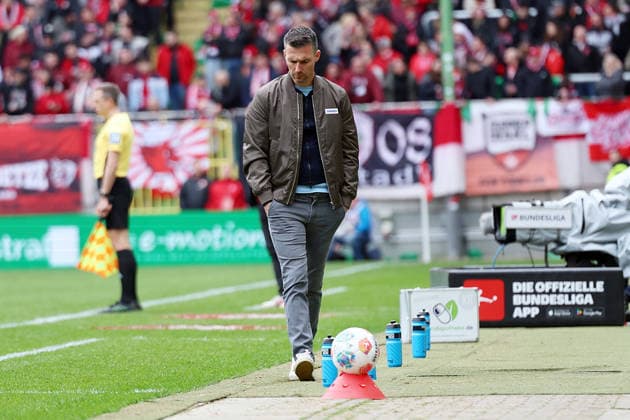 15 03 2026, xrekx, Fußball 2 Bundesliga, 1 FC Kaiserslautern Karlsruher SC v l Christian Eichner Trainer Karlsruher SC enttaeuscht, enttäuscht, schaut enttaeuscht, niedergeschlagen, disappointed DFL DFB REGULATIONS PROHIBIT ANY USE OF PHOTOGRAPHS as IMAGE SEQUENCES and or QUASI VIDEO Kaiserslautern