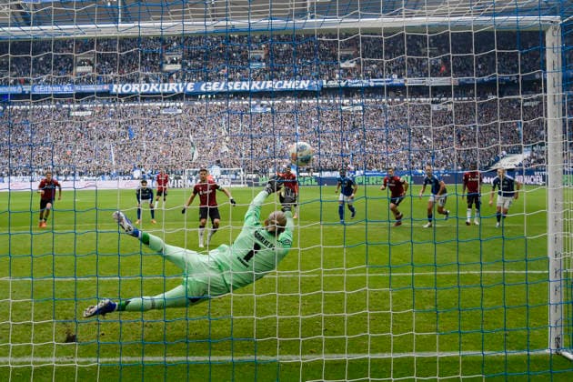 Loris Karius Schalke 1 foils Hannovers goal chance and saves penalty 15 03 2026 ¢ Football ¢ FC Schalke 04 vs Hannover 96, Veltins Arena, Gelsenkirchen, DFB DFL REGULATIONS PROHIBIT ANY USE OF PHOTOGRAPHS AS IMAGE SEQUENCES AND OR QUASI VIDEO Copyright: xpepphotox xHorstxMauelshagenx pep00321, pep_20260315_hm_311024
