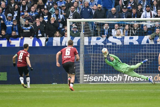 Goalkeeper Loris Karius Schalke 04 saves Enzo Leopolds penalty Hannover 96 15 03 2026, Soccer 2 Bundesliga, Season 2025 2026, Matchday 26, FC Schalke 04 Hannover 96 DFL regulations prohibit any use of photographs as image sequences and or quasi video Gelsenkirchen Veltins Arena Nordrhein Westfalen Germany Team2