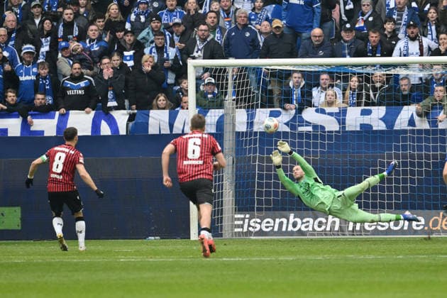 Goalkeeper Loris Karius Schalke 04 saves Enzo Leopolds penalty Hannover 96 15 03 2026, Soccer 2 Bundesliga, Season 2025 2026, Matchday 26, FC Schalke 04 Hannover 96 DFL regulations prohibit any use of photographs as image sequences and or quasi video Gelsenkirchen Veltins Arena Nordrhein Westfalen Germany Team2