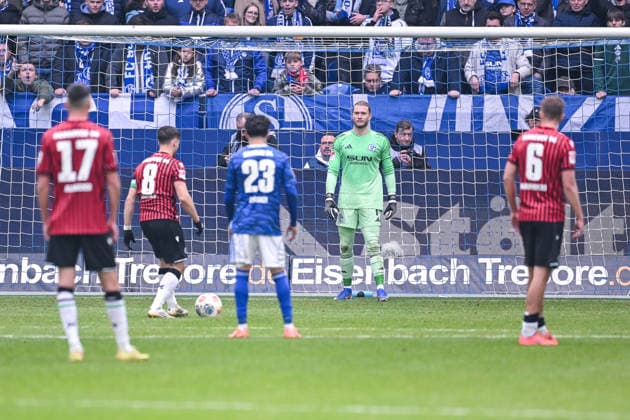 15 03 2026, Football, 2 Bundesliga, Season 2025 2026, Matchday 26, FC Schalke 04 Hannover 96, Goalkeeper Loris Karius FC Schalke 04 ready for the penalty, xRHR PHOTO YYx Copyright: KROEGER RHR-FOTOx RHR-FOTO YY