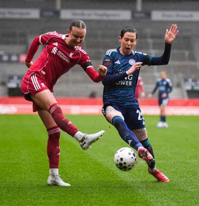Liverpool Women v Leicester City Women Barclays Women s Super League Martha Thomas of Liverpool Women crosses the ball under pressure from Ashleigh Neville of Leicester City Women (right) during the Barclays Women s Super League match at BrewDog Stadium, St Helens 15 03 2026 UK Newspapers OUT Copyright: xMikexMartinx FIL-23137-0049