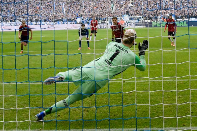 Loris Karius Schalke 1 foils Hannovers goal chance and saves penalty 15 03 2026 ¢ Football ¢ FC Schalke 04 vs Hannover 96, Veltins Arena, Gelsenkirchen, DFB DFL REGULATIONS PROHIBIT ANY USE OF PHOTOGRAPHS AS IMAGE SEQUENCES AND OR QUASI VIDEO Copyright: xpepphotox xHorstxMauelshagenx pep00321, pep_20260315_hm_311023