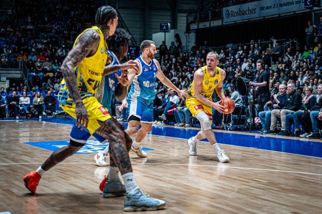 15 03 2026, xhfmx, Basketball easyCredit BBL Bundesliga, Frankfurt Skyliners EWE Baskets Oldenburg v l Radii Caisin Skyliners Frankfurt , Joel Harms EWE Baskets Oldenburg DFL DFB REGULATIONS PROHIBIT ANY USE OF PHOTOGRAPHS as IMAGE SEQUENCES and or QUASI VIDEO Frankfurt am Main
