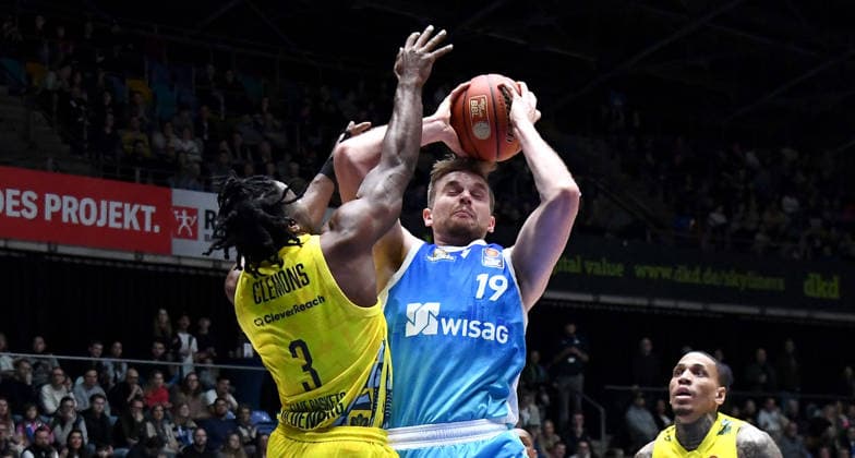15 03 2026, xokbx, Basketball easyCredit BBL Bundesliga, Frankfurt Skyliners EWE Baskets Oldenburg v l Till Pape Fraport Skyliners Frankfurt , Chris Clemons EWE Baskets Oldenburg , Hard duel, duel, jump, throw, foul DFL DFB REGULATIONS PROHIBIT ANY USE OF PHOTOGRAPHS as IMAGE SEQUENCES and or QUASI VIDEO Frankfurt am Main