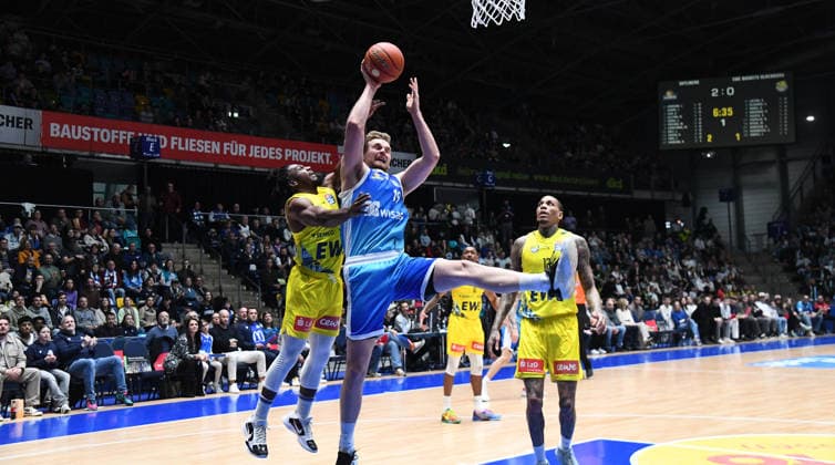 15 03 2026, xokbx, Basketball easyCredit BBL Bundesliga, Frankfurt Skyliners EWE Baskets Oldenburg v l Till Pape Fraport Skyliners Frankfurt , Chris Clemons EWE Baskets Oldenburg , Hard duel, duel, jump, throw, foul DFL DFB REGULATIONS PROHIBIT ANY USE OF PHOTOGRAPHS as IMAGE SEQUENCES and or QUASI VIDEO Frankfurt am Main