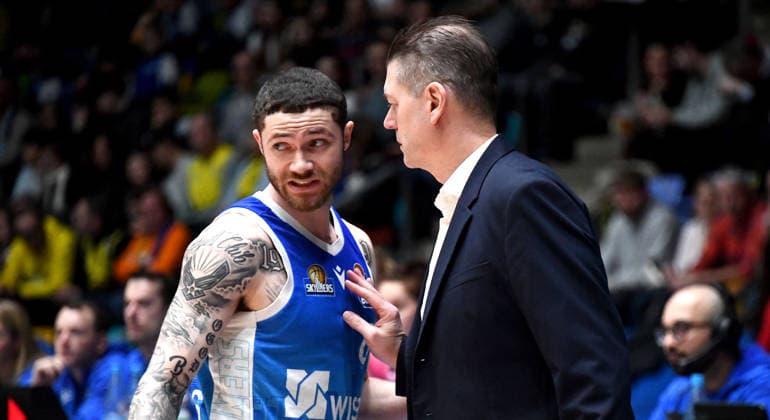 15 03 2026, xokbx, Basketball easyCredit BBL Bundesliga, Frankfurt Skyliners EWE Baskets Oldenburg v l Logan Johnson Fraport Skyliners Frankfurt , Trainer Klaus Perwas Head Coach, Fraport Skyliners Frankfurt , advice, conversation, instructions, facial expressions, gestures DFL DFB REGULATIONS PROHIBIT ANY USE OF PHOTOGRAPHS as IMAGE SEQUENCES and or QUASI VIDEO Frankfurt am Main