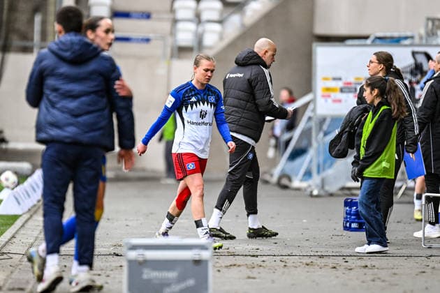Soccer I Women I Season 2025 2026 I Bundesliga I Matchday 20 I FC Carl Zeiss Jena Hamburger SV I 15 03 2026 Annaleen Böhler 6, Hamburger SV go into the dressing room early after a red card Jena Ernst Abbe Sportfeld, ad hoc Arena Thüringen Germany Copyright: xLobeca InesxHähnelx