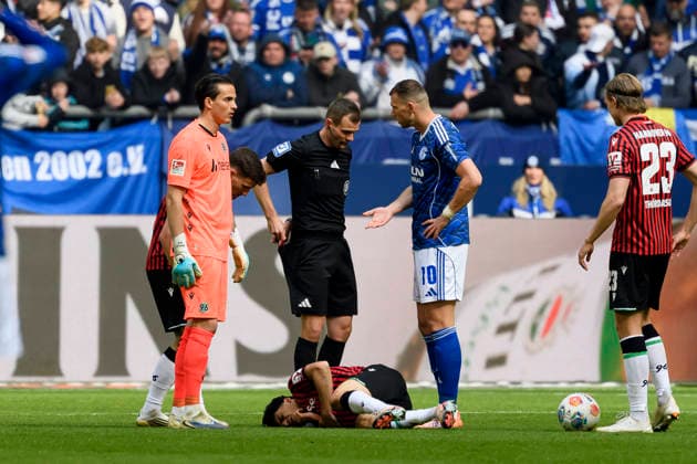 Referee Robin Braun shows Edin Dzeko FC Schalke the red card during the 2 Bundesliga match between FC Schalke 04 and Hannover 96, Veltins Arena on March 15, 2026 in Gelsenkirchen, Germany Photo by Max Maiwald DeFodi Images Referee Robin Braun during the 2 Bundesliga match between FC Schalke 04 and Hannover 96 at Veltins Arena on March 15, 2026 in Gelsenkirchen, Germany Photo by Max Maiwald DeFodi Images Photo by Max Maiwald DeFodi Images