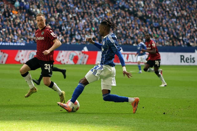 Maurice Neubauer Hannover 96 and Moussa Ndiaye FC Schalke 04 at the match of the 2 Bundesliga season 2025 26 FC Schalke 04 Hannover 96 Copyright Thomas Pakusch