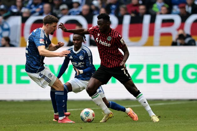 Hasan Kurucay FC Schalke 04 and Mustapha Bundu Hannover 96 at the match of the 2 Bundesliga season 2025 26 FC Schalke 04 Hannover 96 Copyright Thomas Pakusch
