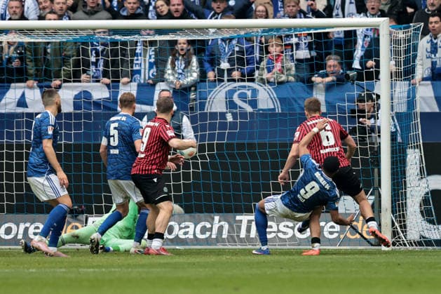 The goal for 2 1 by Maik Nawrocki Hannover 96 in the match of the 2 Bundesliga season 2025 26 FC Schalke 04 Hannover 96 Copyright Thomas Pakusch