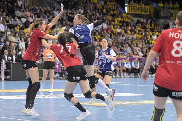 Nieke Kuehne HSG Blomberg Lippe, 09 in duel with Anika Niederwieser Thueringer HC, 14 and Kelly de Abreu Rosa Thueringer HC, 77 Thueringer HC vs HSG Blomberg Lippe, Handball, Women, DHB Pokal Haushahn Final 4, Match for 3rd place, Season 2025 2026, 15 03 2026 Thueringer HC vs HSG Blomberg Lippe, Handball, Women, DHB Pokal Haushahn Final 4, Match for 3rd place, Season 2025 2026, 15 03 2026 Stuttgart Copyright: xEibner-Pressefoto TobiasxBaurx EP_TBR