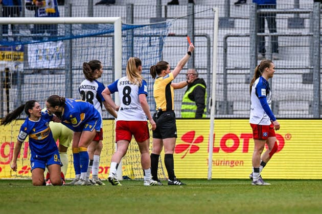Soccer I Women I Season 2025 2026 I Bundesliga I Matchday 20 I FC Carl Zeiss Jena Hamburger SV I 15 03 2026 Referee Selina Menzel shows Annaleen Böhler 6, Hamburger SV the red card and sends her off the pitch Jena Ernst Abbe Sportfeld, ad hoc Arena Thüringen Germany Copyright: xLobeca InesxHähnelx