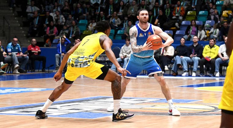15 03 2026, xokbx, Basketball easyCredit BBL Bundesliga, Frankfurt Skyliners EWE Baskets Oldenburg v l Logan Johnson Fraport Skyliners Frankfurt , Dakarai Tucker EWE Baskets Oldenburg , Zweikampf, Duell DFL DFB REGULATIONS PROHIBIT ANY USE OF PHOTOGRAPHS as IMAGE SEQUENCES and or QUASI VIDEO Frankfurt am Main