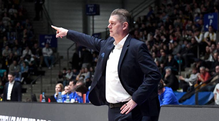 15 03 2026, xokbx, Basketball easyCredit BBL Bundesliga, Frankfurt Skyliners EWE Baskets Oldenburg v l Trainer Klaus Perwas Head Coach, Fraport Skyliners Frankfurt , Mimik, Gestik, Anweisungen DFL DFB REGULATIONS PROHIBIT ANY USE OF PHOTOGRAPHS as IMAGE SEQUENCES and or QUASI VIDEO Frankfurt am Main