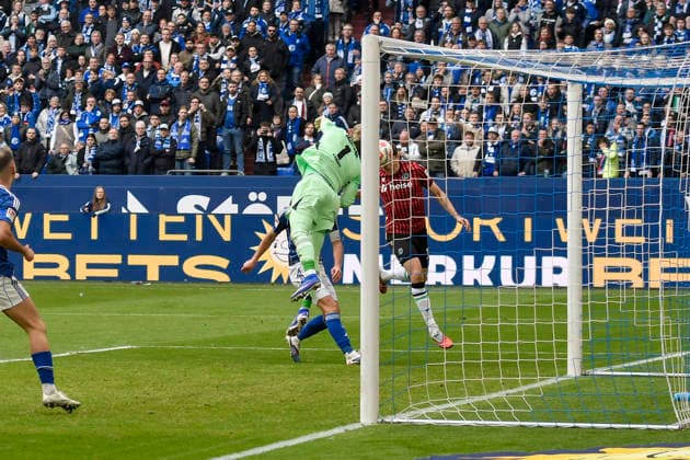 Benedikt Pichler Hannover 11 scores the goal to 2 2 15 03 2026 ¢ Football ¢ FC Schalke 04 vs Hannover 96, Veltins Arena, Gelsenkirchen, DFB DFL REGULATIONS PROHIBIT ANY USE OF PHOTOGRAPHS AS IMAGE SEQUENCES AND OR QUASI VIDEO Copyright: xpepphotox xSaschaxWeizx pep00321, pep_20260315_hm_42428