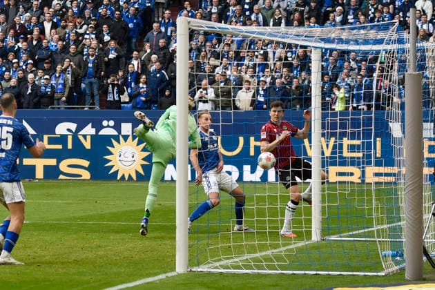 Benedikt Pichler Hannover 11 scores the goal to 2 2 15 03 2026 ¢ Football ¢ FC Schalke 04 vs Hannover 96, Veltins Arena, Gelsenkirchen, DFB DFL REGULATIONS PROHIBIT ANY USE OF PHOTOGRAPHS AS IMAGE SEQUENCES AND OR QUASI VIDEO Copyright: xpepphotox xSaschaxWeizx pep00321, pep_20260315_hm_42430