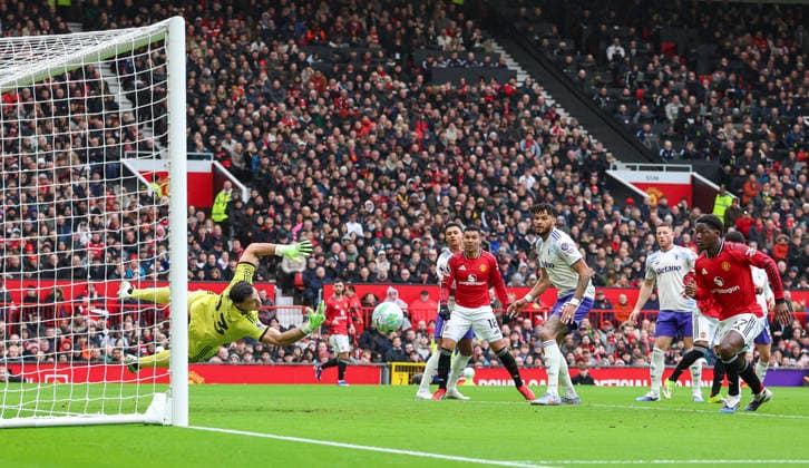 Manchester United, ManU v Aston Villa, Premier League Aston Villa defender Tyrone Mings (5) clears the ball during the Manchester United v Aston Villa Premier League match at Old Trafford, Manchester, England on 15 March 2026 Credit: Phil Duncan Every Second Media Editorial use only. All images are copyright Every Second Media Limited. No images may be reproduced without prior permission. All rights reserved. Premier League and Football League images are subject to licensing agreements with Football DataCo Limited. see https: www.football-dataco.com Copyright: xIMAGO EveryxSecondxMediax ESM-1860-0035 PhilxDuncanx xEveryxSecondxMediax