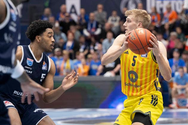 EasyCredit Basketball Bundesliga 2025 2026 Syntainics MBC vs Alba Berlin Weissenfels, Germany 15 March 2026 Pictured from left Marcus Foster Weissenfels and Sam Griesel Berlin Weissenfels Stadthalle Weissenfels Saxony Anhalt Germany