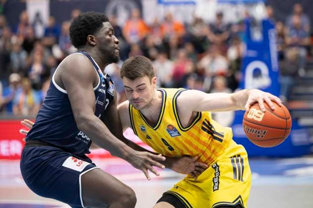EasyCredit Basketball Bundesliga 2025 2026 Syntainics MBC vs Alba Berlin Weissenfels, Germany 15 March 2026 In the picture from left in the duel Khyri Thomas Weissenfels and Jonas Mattisseck Berlin Weissenfels Stadthalle Weissenfels Saxony Anhalt Germany