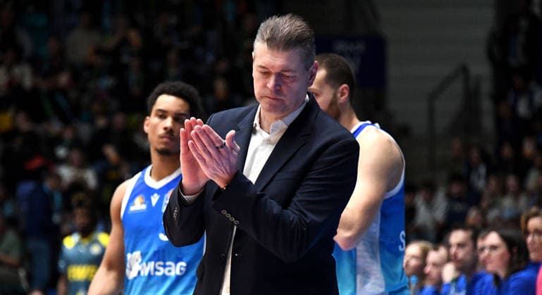 15 03 2026, xokbx, Basketball easyCredit BBL Bundesliga, Frankfurt Skyliners EWE Baskets Oldenburg v l Trainer Klaus Perwas Head Coach, Fraport Skyliners Frankfurt , facial expressions, gestures, applauds, cheers his team DFL DFB REGULATIONS PROHIBIT ANY USE OF PHOTOGRAPHS as IMAGE SEQUENCES and or QUASI VIDEO Frankfurt am Main