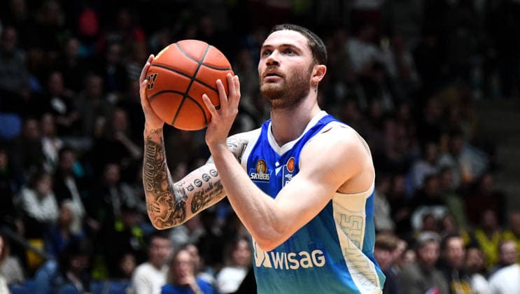15 03 2026, xokbx, Basketball easyCredit BBL Bundesliga, Frankfurt Skyliners EWE Baskets Oldenburg v l Logan Johnson Fraport Skyliners Frankfurt , Wurf, fokussiert DFL DFB REGULATIONS PROHIBIT ANY USE OF PHOTOGRAPHS as IMAGE SEQUENCES and or QUASI VIDEO Frankfurt am Main