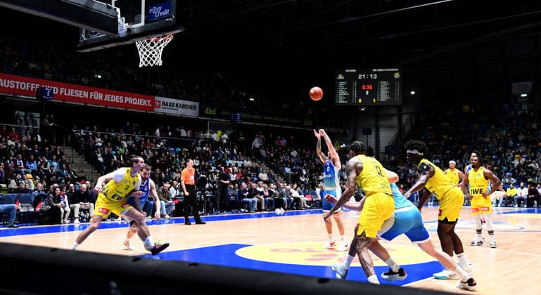 15 03 2026, xokbx, Basketball easyCredit BBL Bundesliga, Frankfurt Skyliners EWE Baskets Oldenburg v l Logan Johnson Fraport Skyliners Frankfurt , Wurf, Freiwurf DFL DFB REGULATIONS PROHIBIT ANY USE OF PHOTOGRAPHS as IMAGE SEQUENCES and or QUASI VIDEO Frankfurt am Main