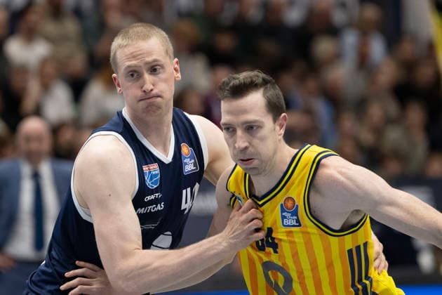EasyCredit Basketball Bundesliga 2025 2026 Syntainics MBC vs Alba Berlin Weissenfels, Germany 15 March 2026 Pictured from left Collin Welp Weissenfels and Justin Bean Berlin Weissenfels Stadthalle Weissenfels Saxony Anhalt Germany