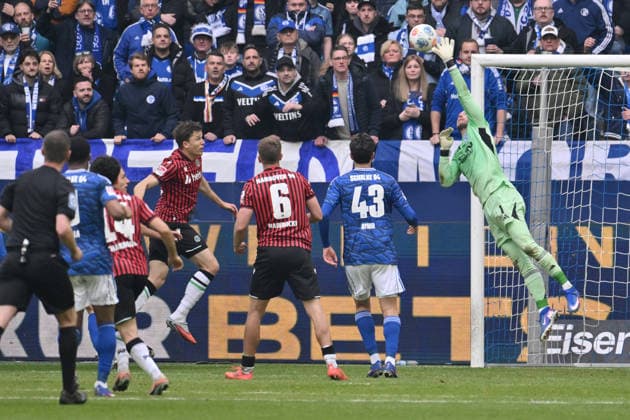Benedikt Pichler Hannover 96 , back left scores against goalkeeper Loris Karius Schalke 04 the goal to 2 2 15 03 2026, Soccer 2 Bundesliga, Season 2025 2026, Matchday 26, FC Schalke 04 Hannover 96 DFL regulations prohibit any use of photographs as image sequences and or quasi video Gelsenkirchen Veltins Arena Nordrhein Westfalen Germany Team2