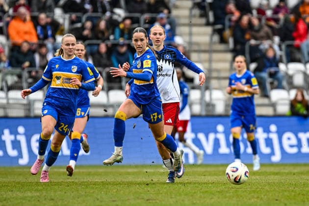 Soccer I Women I Season 2025 2026 I Bundesliga I 20 Matchday I FC Carl Zeiss Jena Hamburger SV I 15 03 2026 Rieke Tietz 17, FC Carl Zeiss Jena rushes to the ball followed by Paulina Bartz 37, Hamburger SV Jena Ernst Abbe Sportfeld, ad hoc Arena Thuringia Germany Copyright: xLobeca InesxHähnelx