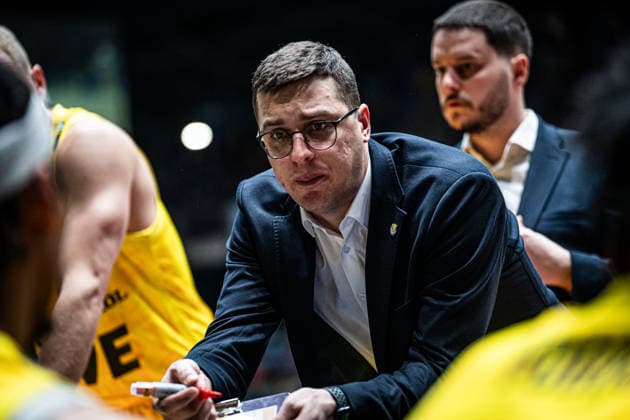 15 03 2026, xhfmx, Basketball easyCredit BBL Bundesliga, Frankfurt Skyliners EWE Baskets Oldenburg Lazar Spasic Trainer EWE Baskets Oldenburg DFL DFB REGULATIONS PROHIBIT ANY USE OF PHOTOGRAPHS as IMAGE SEQUENCES and or QUASI VIDEO Frankfurt am Main