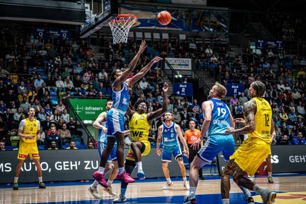 15 03 2026, xhfmx, Basketball easyCredit BBL Bundesliga, Frankfurt Skyliners EWE Baskets Oldenburg William Christmas Skyliners Frankfurt , Brian Fobbs EWE Baskets Oldenburg DFL DFB REGULATIONS PROHIBIT ANY USE OF PHOTOGRAPHS as IMAGE SEQUENCES and or QUASI VIDEO Frankfurt am Main